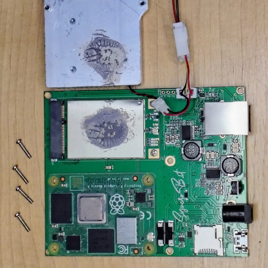 Lift off the heatsink to expose the Raspberry Pi Compute Module 4 on the carrier board